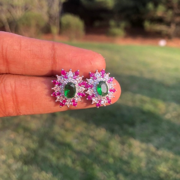 Absolutely stunning emerald and ruby lab created crystals studs - Picture 9 of 11